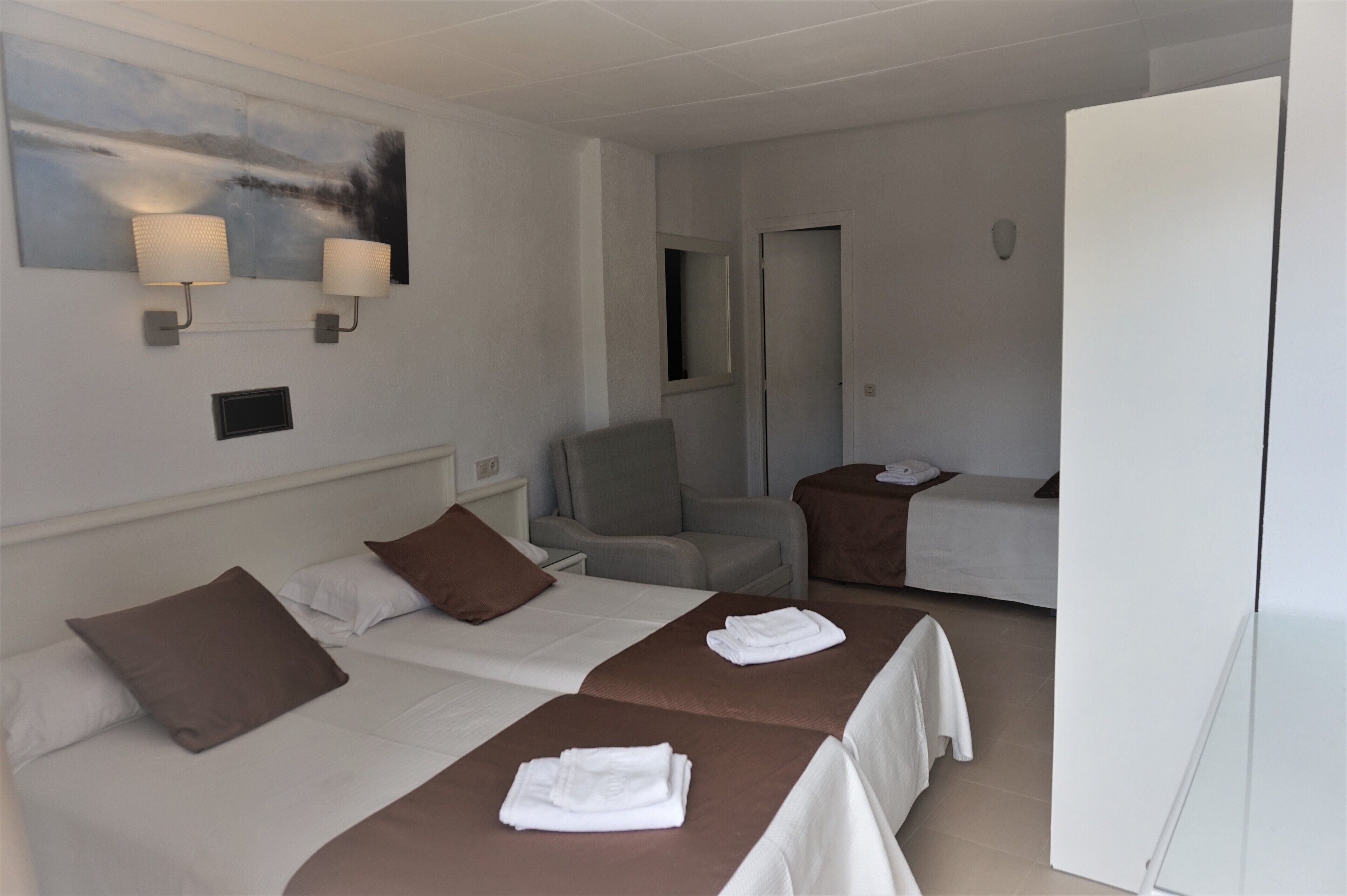 standard quadruple room | pillow-top beds, in-room safe, desk, free wifi