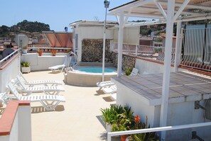 Bañera de hidromasaje al aire libre