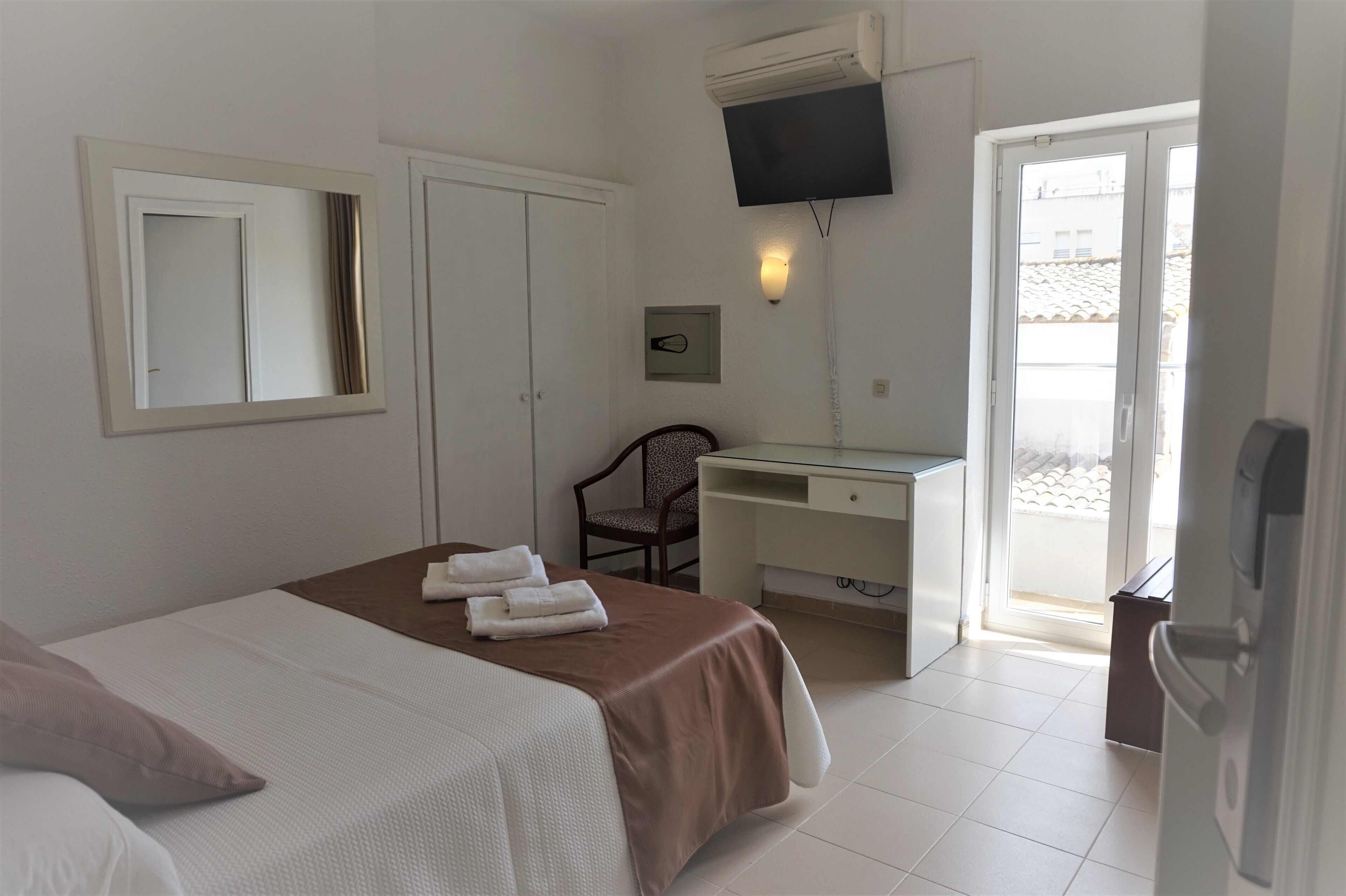 standard double room | pillow-top beds, in-room safe, desk, free wifi