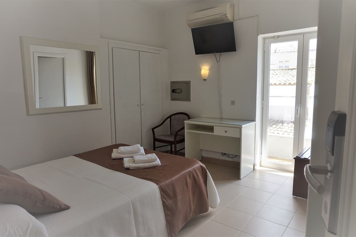 standard double room | pillow-top beds, in-room safe, desk, free wifi