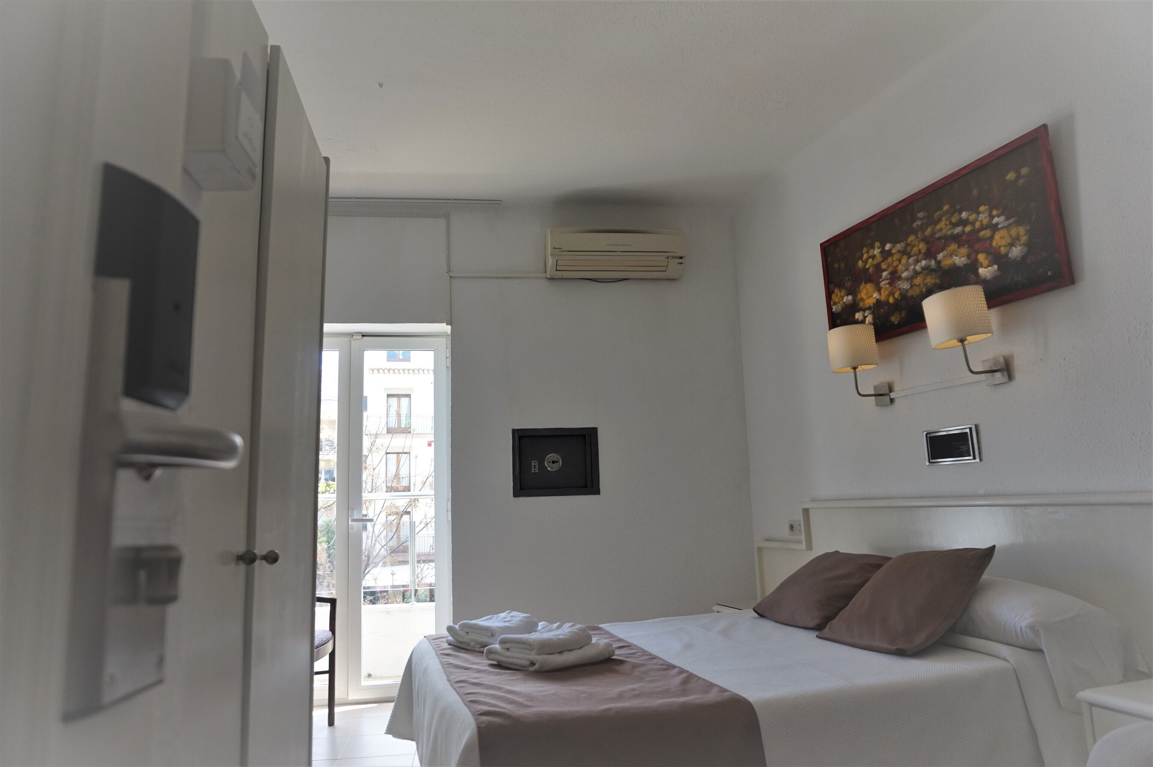 pillow-top beds, in-room safe, desk, free wifi