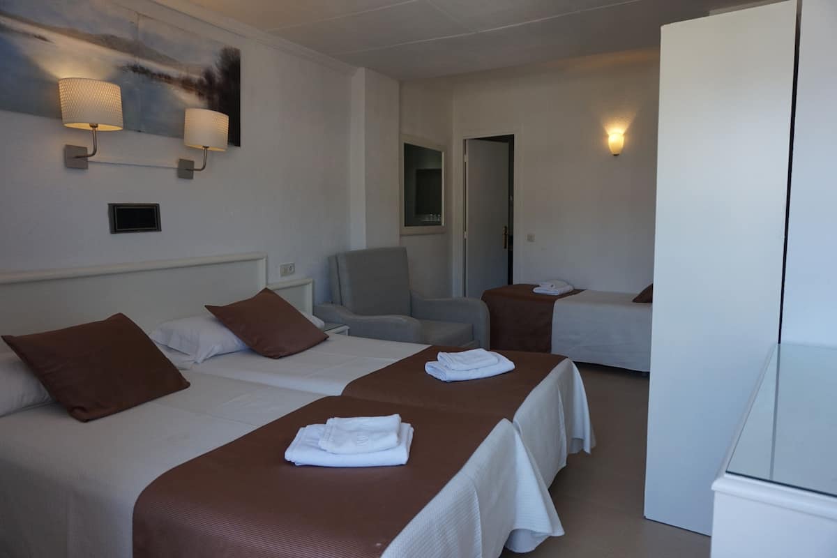 standard quadruple room | pillow-top beds, in-room safe, desk, free wifi