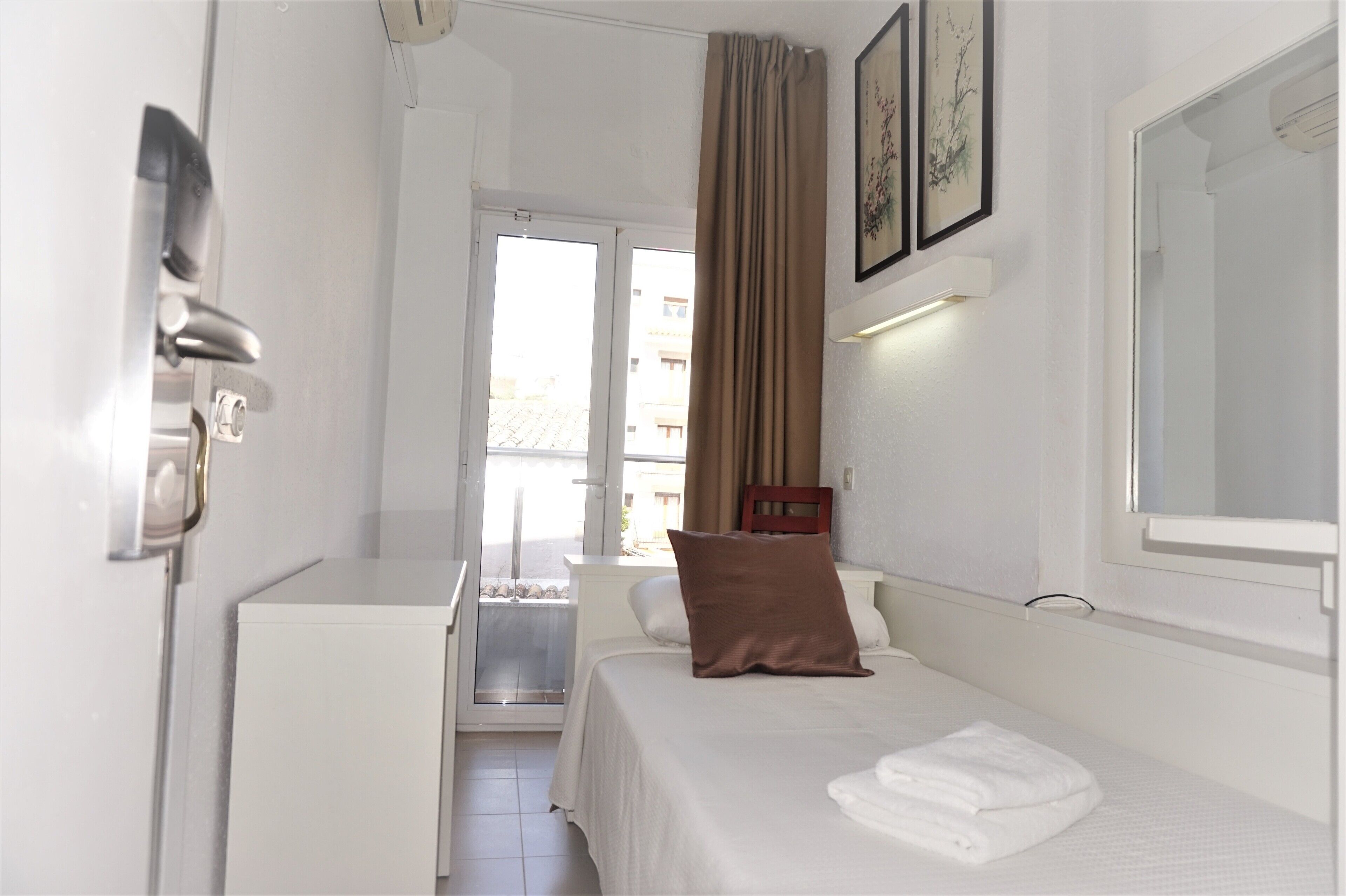standard single room | pillow-top beds, in-room safe, desk, free wifi