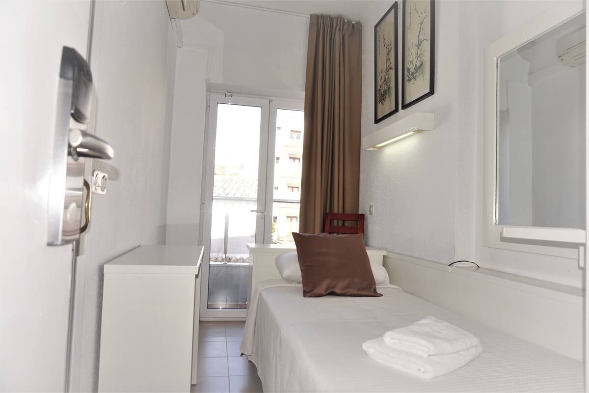 standard single room | pillow-top beds, in-room safe, desk, free wifi