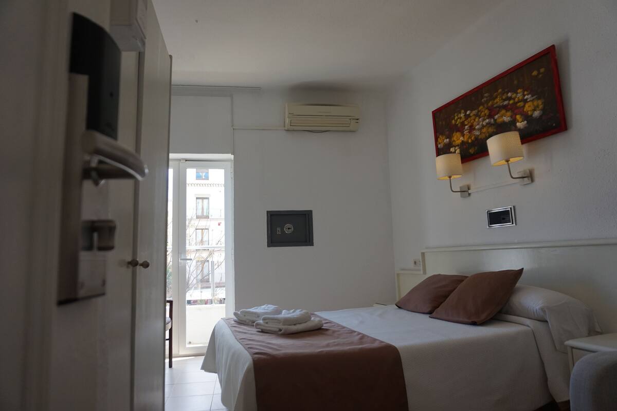 Pillowtop beds, in-room safe, desk, WiFi (free)