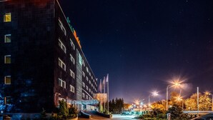 Un hôtel appelé DeSilva, doté d’une façade moderne, de plusieurs étages et d’un hall d’entrée bien éclairé.