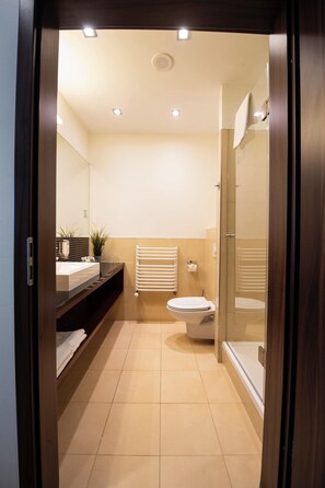 Shower, hair dryer, towels - Hotel DeSilva Warszawa Piaseczno (Piaseczno)