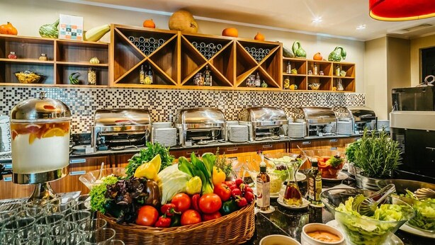 Un buffet proposant une variété de plats et un distributeur de boissons.