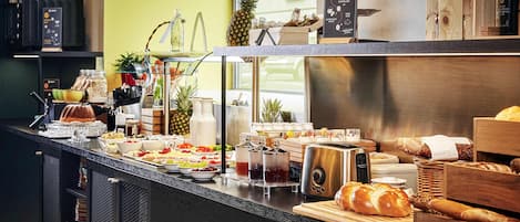 Petit déjeuner continental (21 EUR par personne)