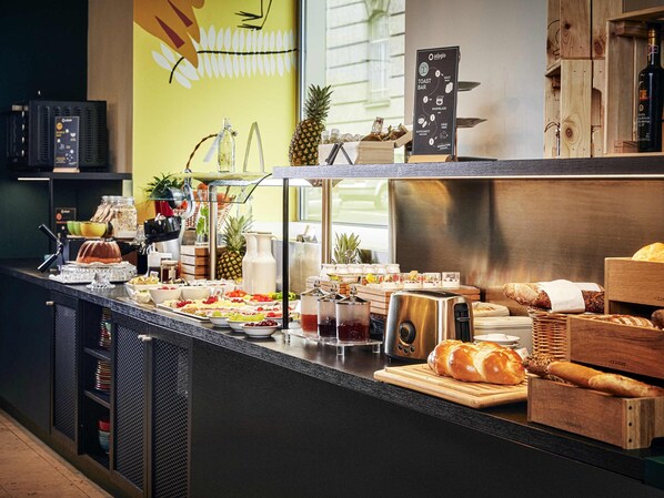 Daily continental breakfast (EUR 21 per person)