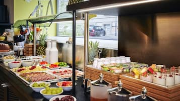 Tägliches kontinentales Frühstück (21 EUR pro Person)