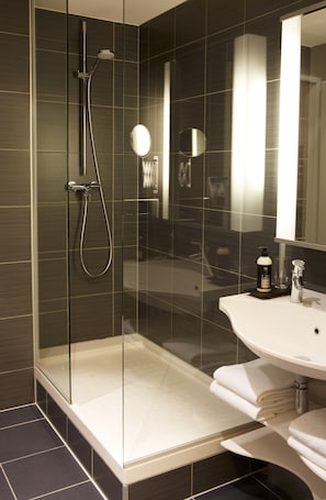 Eco-friendly toiletries, hair dryer, towels. Aparthotel Adagio Vienna City