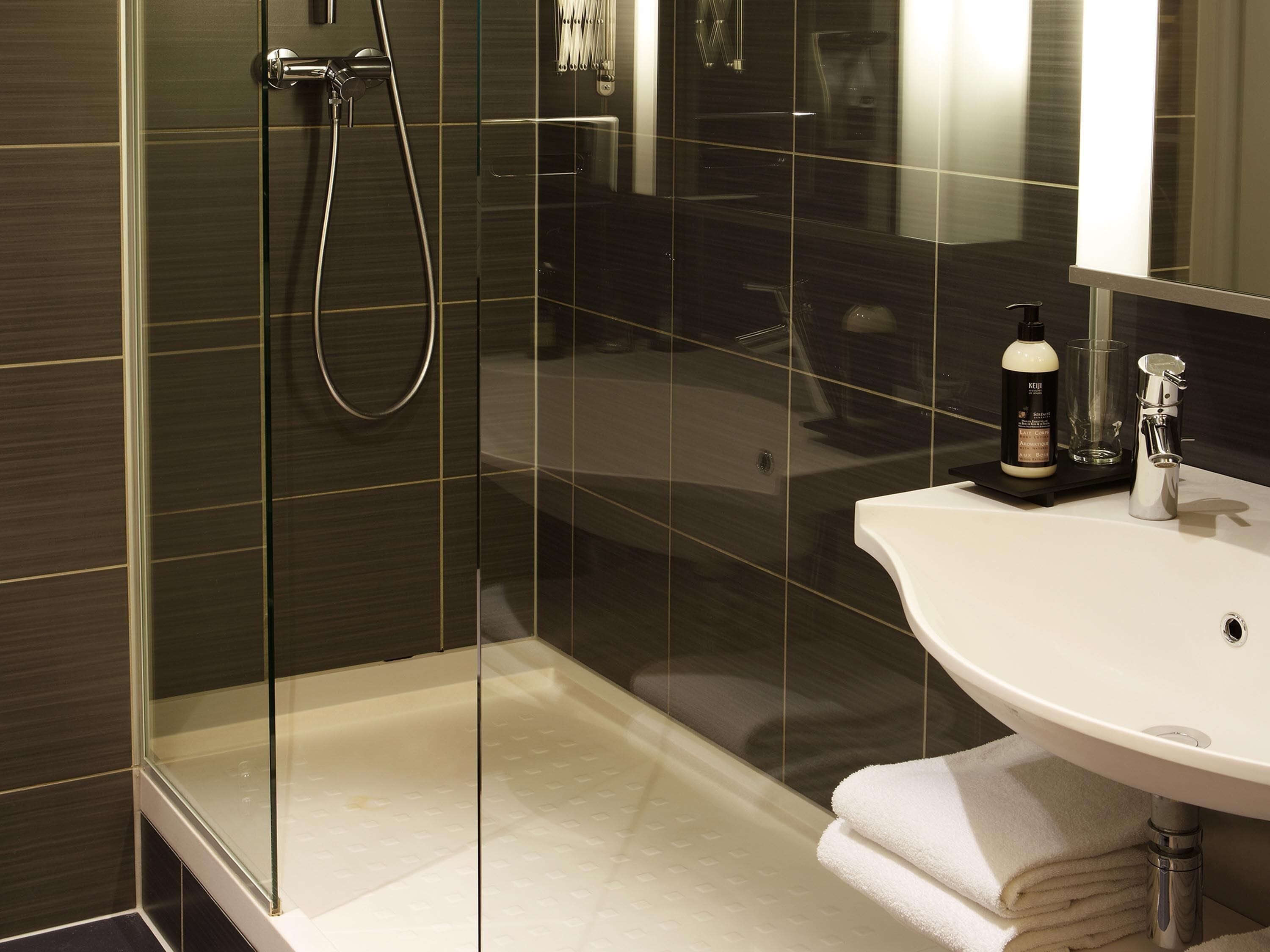 studio, 1 double or 2 single beds | 1 bedroom, hypo-allergenic bedding, in-room safe, desk