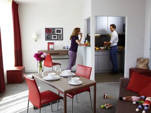 Leilighet, 1 soverom, byutsikt | Allergitestet sengetøy, safe på rommet, skrivebord og lydisolert