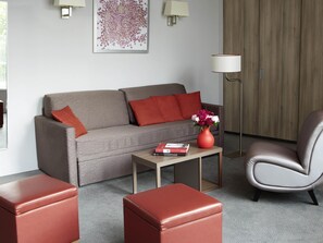 Departamento, 1 habitación, vista a la ciudad | Ropa de cama hipoalergénica y caja de seguridad en la habitación 