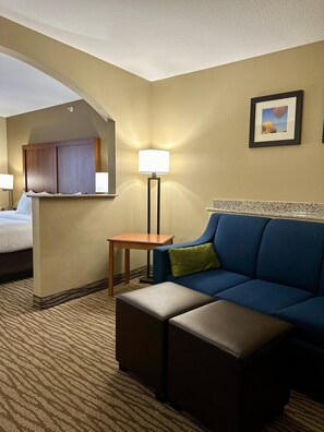 Suite, 1 très grand lit, accessible aux personnes à mobilité réduite, non-fumeur | Lit avec matelas à plateau-coussin, bureau, système d’insonorisation