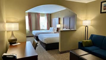 Suite, flere senger, ikke-røyk | Senger med overmadrass, skrivebord, lydisolert og strykejern/-brett