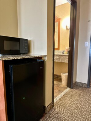 Suite, Meerdere bedden, niet-roken | Badkamer | Een bad/douchecombinatie, een hydromassagedouche, een haardroger