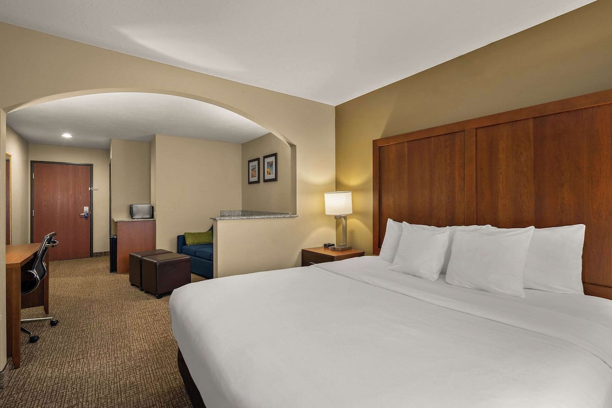 Suite, 1 King Bed, Accessible, Non Smoking | Pillowtop beds, desk, soundproofing, iron/ironing board