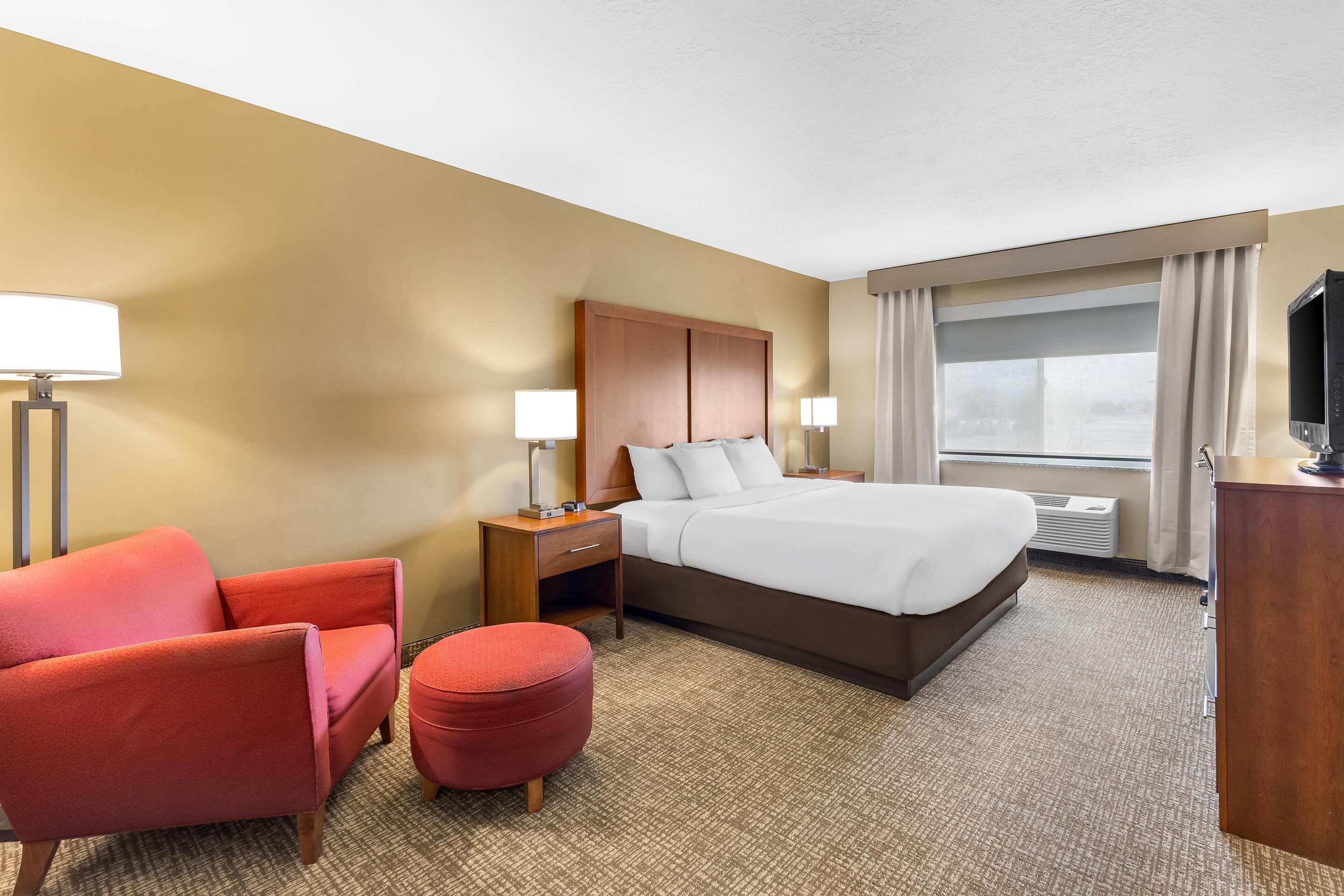 Standard Room, 1 King Bed, Non Smoking (No pets) | Pillowtop beds, desk, soundproofing, iron/ironing board