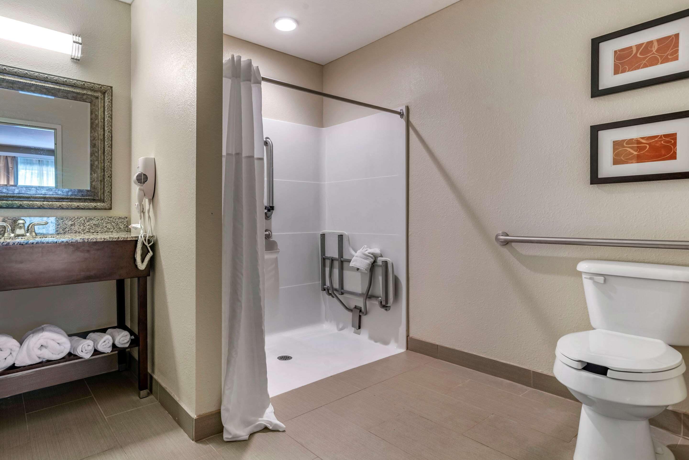 combined shower/bathtub, hair dryer, towels