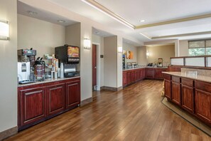 Free buffet breakfast  - Comfort Suites Biloxi - Ocean Springs (Biloxi)