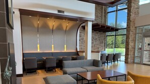 Lobby sitting area - Hyatt Place Fort Myers/at The Forum (Fort Myers)