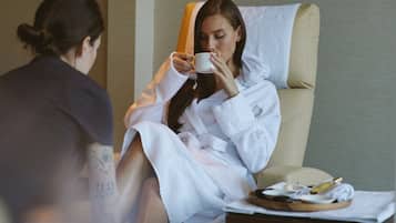 Couples treatment room(s), sauna, hot tub, steam room, body treatments