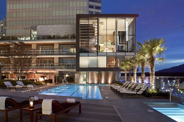 Outdoor pool, cabanas (surcharge), pool umbrellas