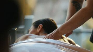 Uma sessão de massagem em andamento.