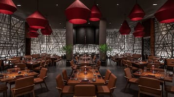 17 restaurants, breakfast, lunch, dinner served; American cuisine