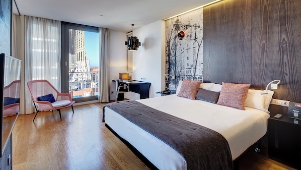 Habitación clásica doble (Sagrada Familia View) | Minibar, caja fuerte, escritorio y cortinas opacas