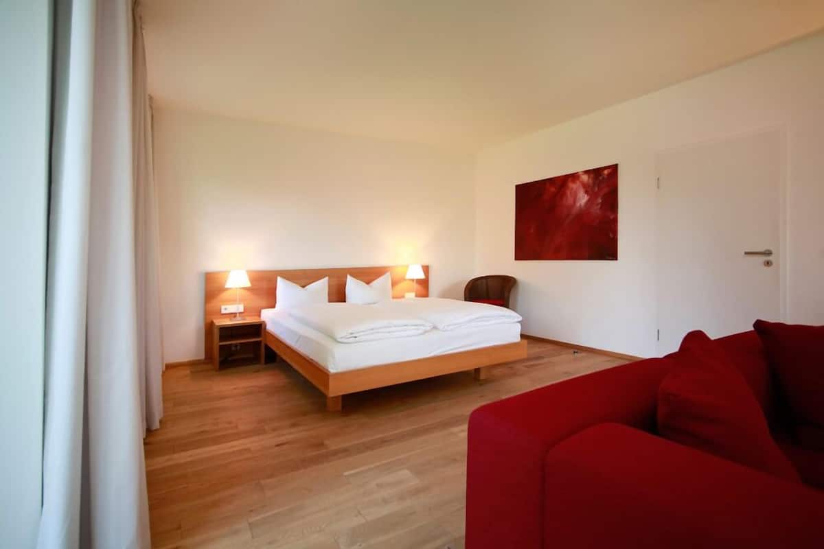 Standard Twin Room | Hypo-allergenic bedding available, minibar, in-room safe, desk