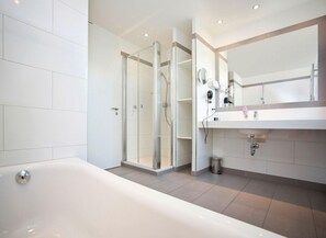Standard Twin Room | Bathroom | Combined shower/bathtub, free toiletries, hair dryer - B&O Parkhotel (Bad Aibling)