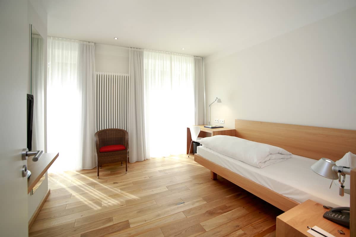Single Room, 1 Twin Bed | Hypo-allergenic bedding available, minibar, in-room safe, desk