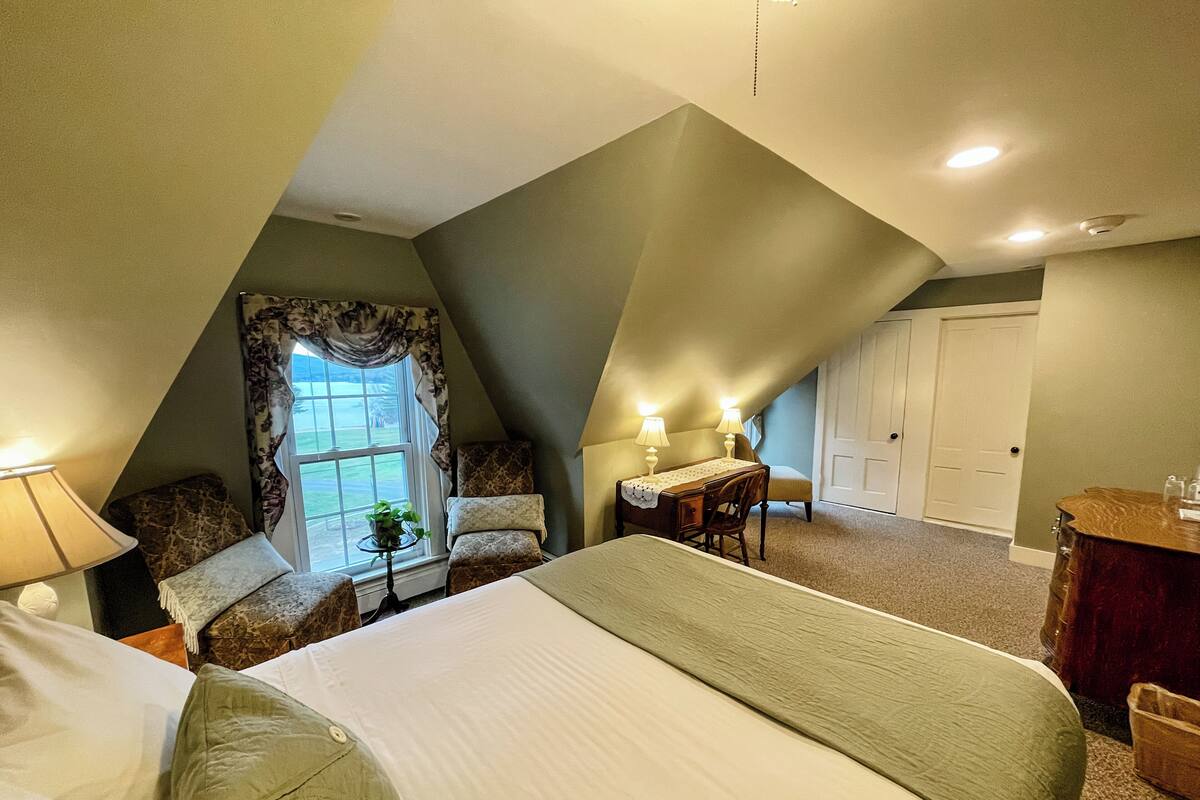 Room 11 | Premium bedding, pillowtop beds, iron/ironing board, WiFi (free)