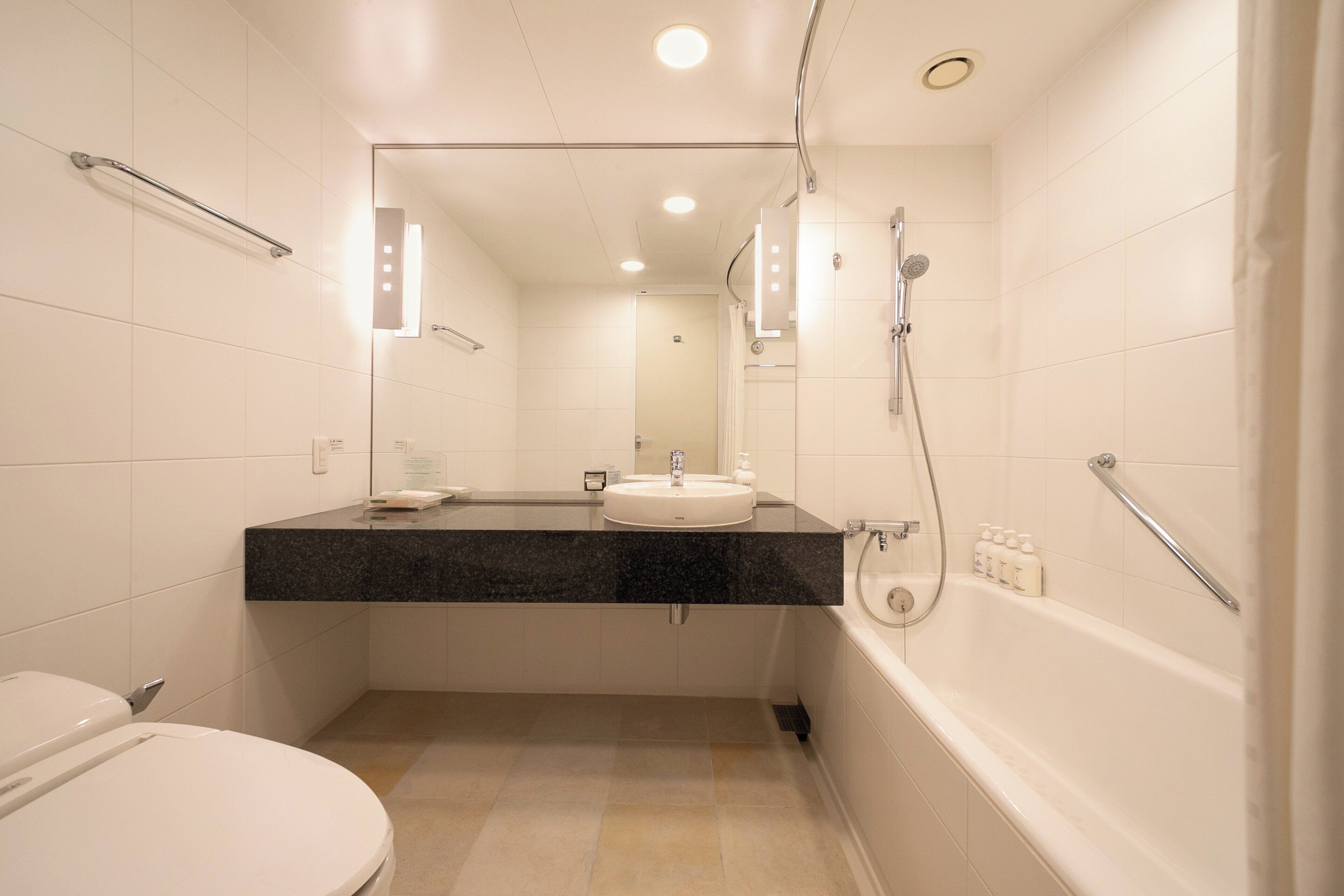 grande twin room, non smoking | bathroom | combined shower/bathtub, deep-soaking bathtub, free toiletries