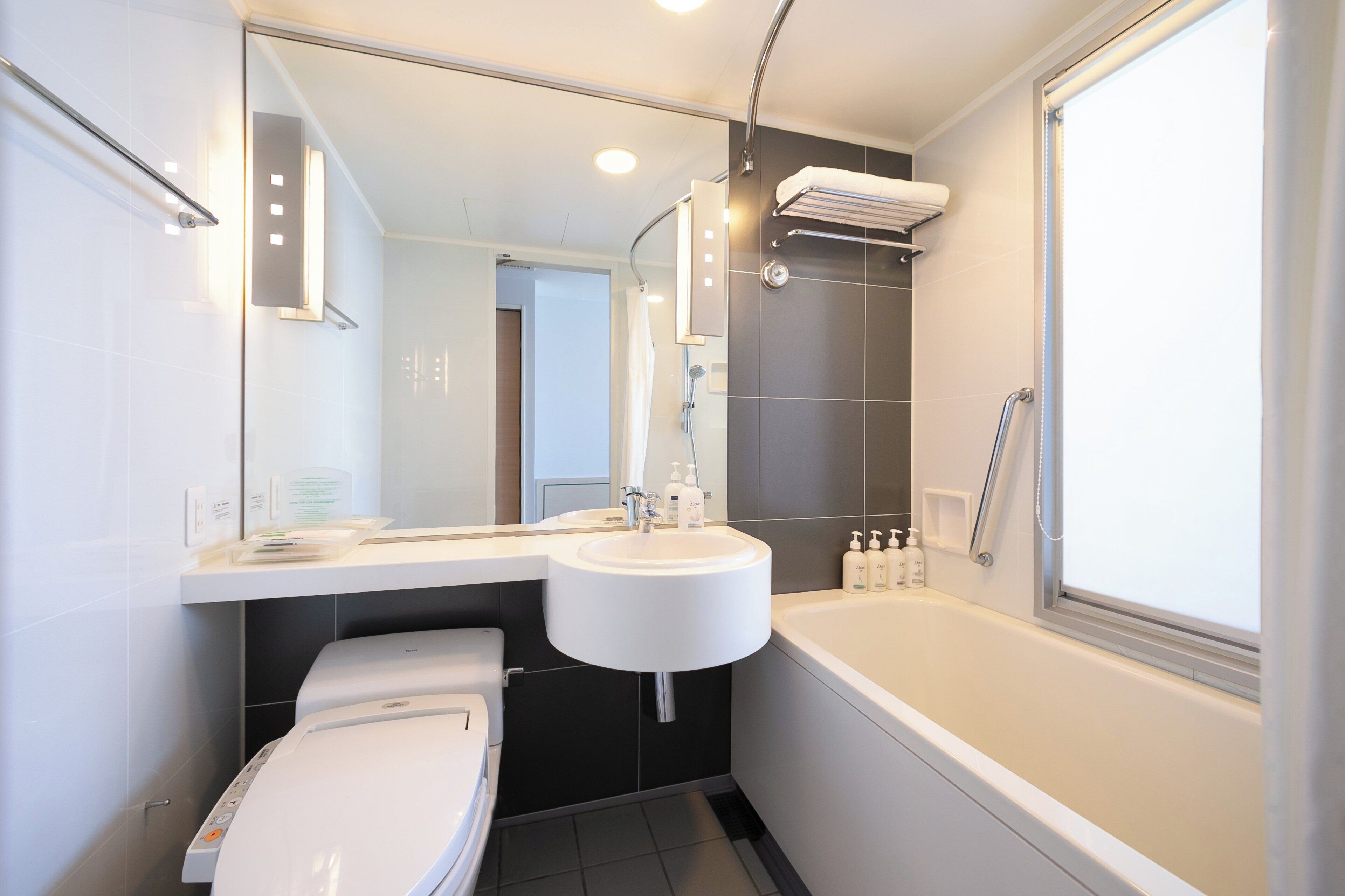 combined shower/bathtub, deep-soaking bathtub, free toiletries