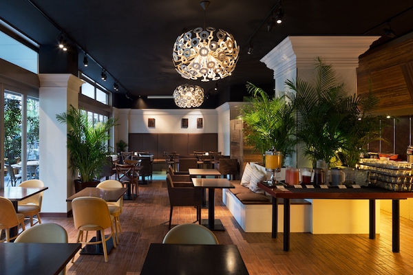 Breakfast and dinner served