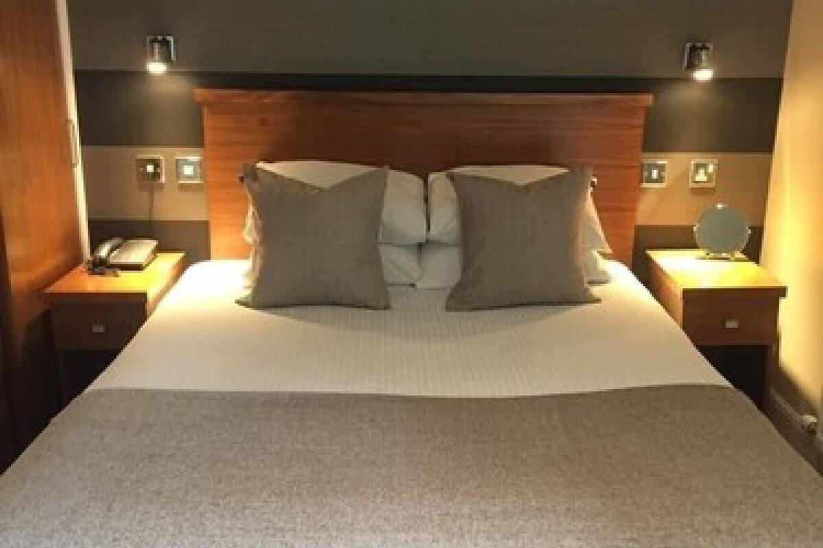 Laptop workspace, blackout curtains, iron/ironing board, free WiFi