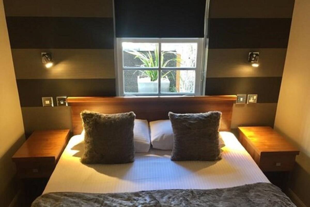Laptop workspace, blackout curtains, iron/ironing board, free WiFi