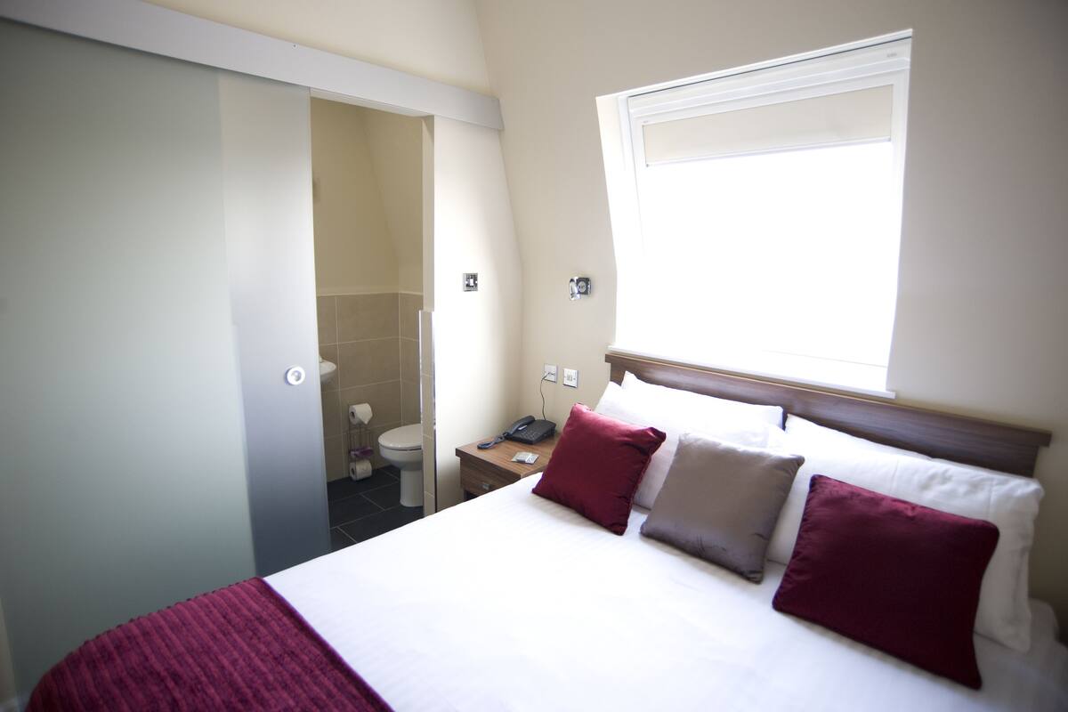 Laptop workspace, blackout curtains, iron/ironing board, free WiFi
