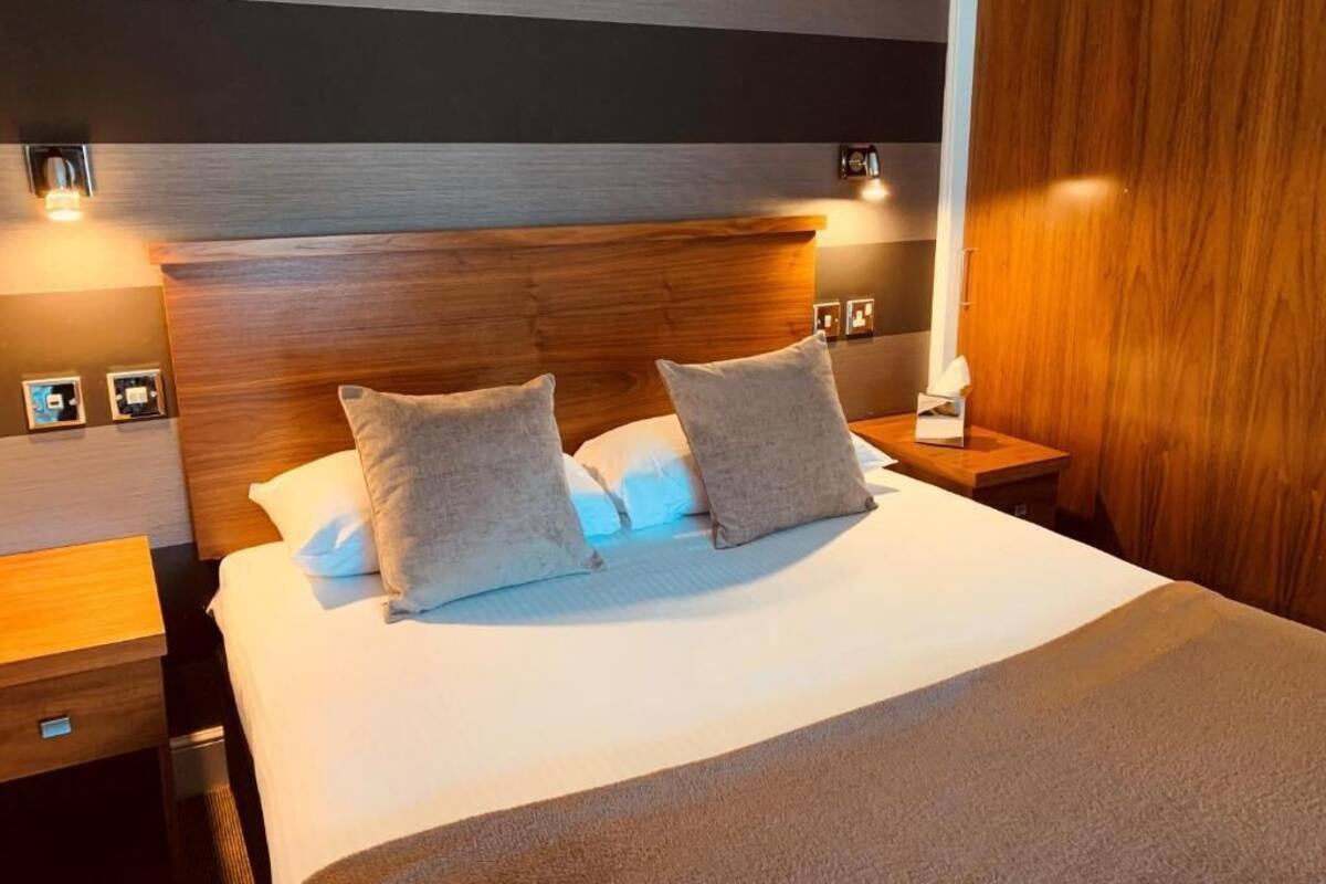 Laptop workspace, blackout curtains, iron/ironing board, free WiFi