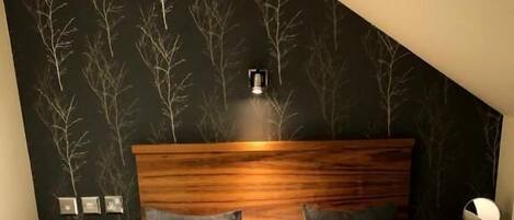 Solo Suite | 1 bedroom, laptop workspace, blackout drapes, iron/ironing board