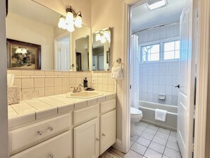 プレミアム ダブルルーム (Room 12 - PREMIUM KING) | バスルーム | バスアメニティ (無料)、ヘアドライヤー、タオル、石鹸