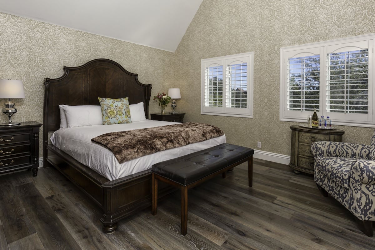 Egyptian cotton sheets, premium bedding, down comforters, pillowtop beds