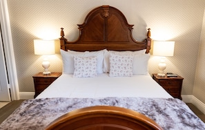 Deluxe Double Room (Room 11 - DELUXE QUEEN - STAIR ACCESS) | Egyptian cotton sheets, premium bedding, down comforters, pillowtop beds