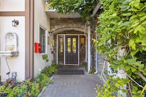 Vista frontal de la propiedad