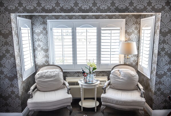 デラックス ダブルルーム (Room 08 - DELUXE KING) | リビングルーム | 40 インチの薄型テレビ (衛星放送視聴可)、テレビ