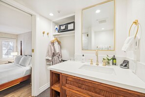 Double Room (Room 10 - DELUXE QUEEN) | Bathroom | Free toiletries, hair dryer, towels, soap